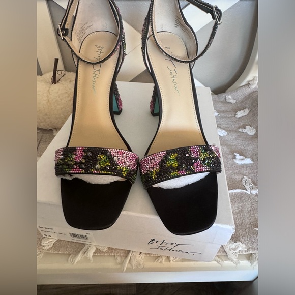 Beautiful Betsy Johnson Dani sandals! New! In original box! - Picture 2 of 6